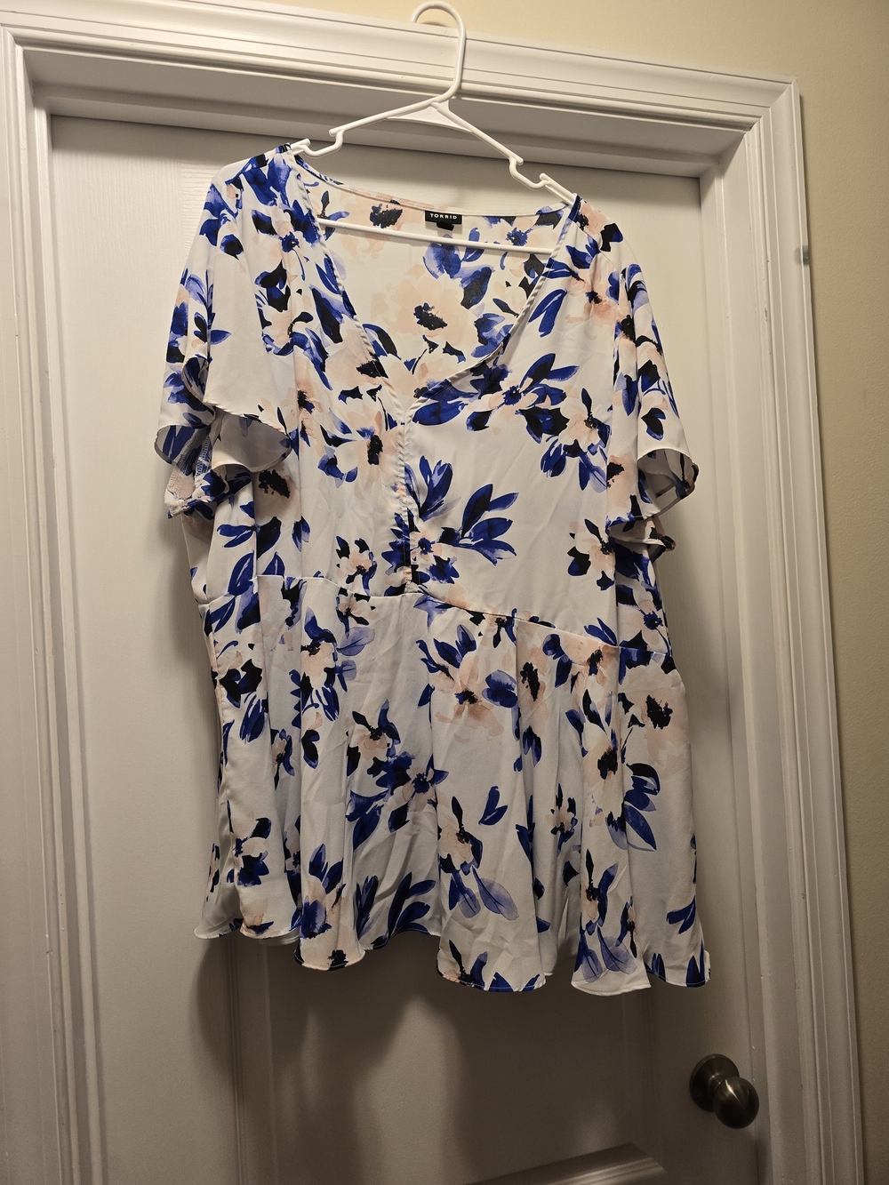 torrid White V-Neck Flutter Sleeve Floral Top with Blue And White Print